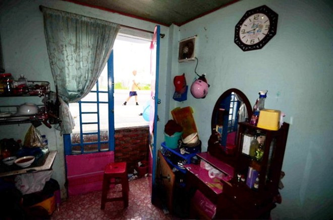 Nhà chị Nguyễn Ngọc Mai trước kia cao hơn mặt đường nhưng từ khi đường mới xây, nhà chị thấp hơn mặt đường cả mét.