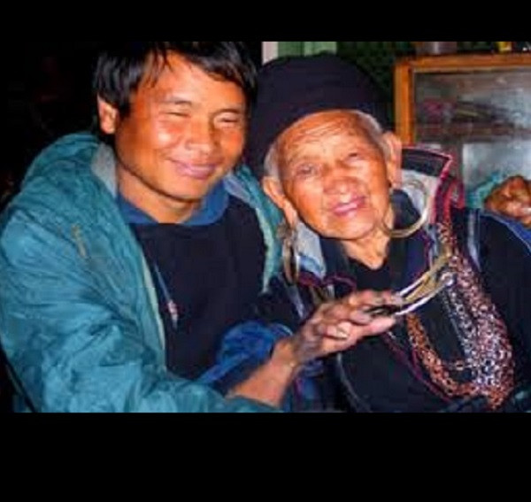 Đầu tháng 1/2010, dư luận Việt Nam cũng không khỏi ngỡ ngàng trước câu chuyện tình giữa chàng trai 36 tuổi Giàng A Linh và bà Hàng Thị Sông 87 tuổi (đều ở Sapa). Mới đầu, nhiều người vẫn không tin đây là câu chuyện có thật, thậm chí lãnh đạo địa phương đã phải vào cuộc để tìm hiểu thực hư.
