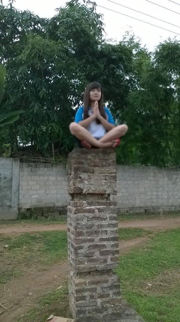 Gái trẻ ngồi chơi vơi trên cao, giả vờ tu luyện.