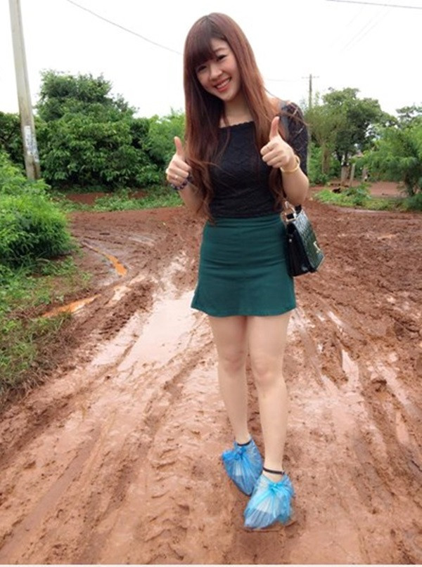 "Chiêu" chống bẩn giày của cô nàng "tiểu thư" khi đi trên con đường bùn đất lầy lội.
