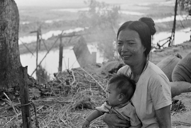 Chị Dương Thị Niên (Tây Ninh, Việt Nam) đau xót nhìn nhà cửa, tài sản bị khơ me đỏ sang đốt phá, cướp bóc (1978). (Ảnh: Lê Cương/TTXVN).