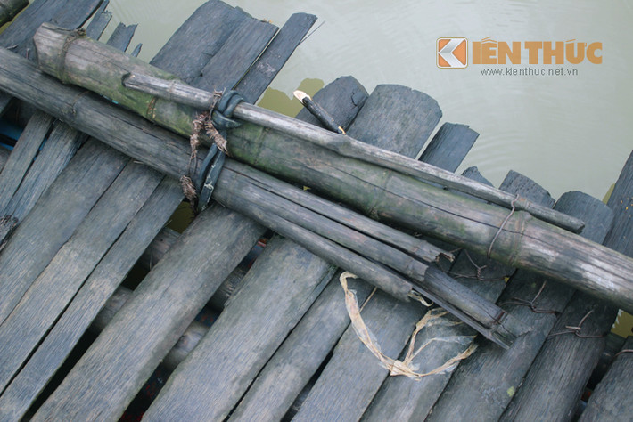 Cầu phao được làm chủ yếu bằng những cây tre, ghép và được buộc bởi những dây cao su...