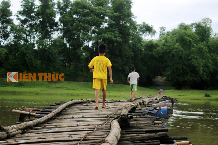 Ngay cả trẻ em nơi đây cũng cùng nhau đi trên cây cầu nguy hiểm để sang phía bên kia bờ.