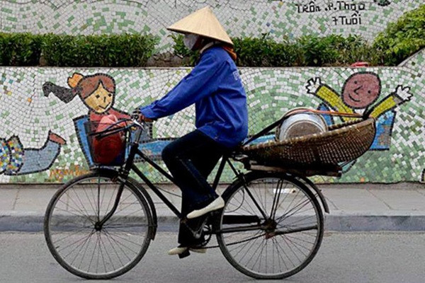 "Mẹ chở con" là bức ảnh gây sốt tuần qua của tác giả người Pháp Cyrille Cotelle. Sự trùng hợp trong bức ảnh tạo nên khoảnh khắc giống như một người mẹ đang chở hai đứa con mình trên chiếc xe đạp qua Con đường gốm sứ Hà Nội. Bức ảnh tuyệt đẹp, đầy ý nghĩa thu hút hàng chục nghìn lượt xem, trăm lượt chia sẻ trên khắp các diễn đàn, trang mạng giải trí Việt.