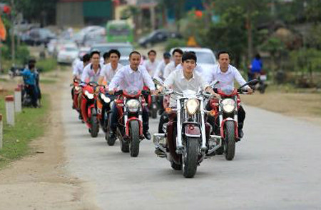 Ngoài những hình ảnh vòng vàng đeo trĩu cổ, sái tay thì đám cưới này còn xuất hiện một dàn mô tô khủng tham gia đón dâu. Điều đáng nói những người ngồi trên hàng chục chiếc mô tô này đều không đội mũ bảo hiểm và có thông tin cho rằng đây là những chiếc xe lậu, hoàn toàn chưa có đăng ký theo đúng với quy định.