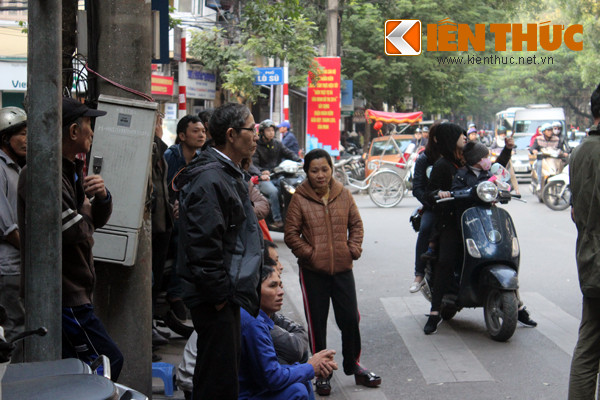 Nhiều người dân tập trung đứng, ngồi nhiều giờ để theo dõi sự việc.