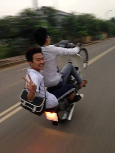 Các nam sinh sẵn sàng đánh đổi màn trình diễn với mối nguy hiểm để tìm kiếm cảm giác mạnh.