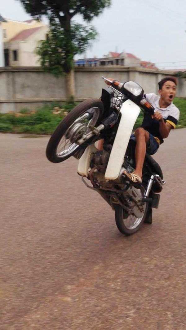 Nam thanh niên thể hiện màn bốc đầu xe máy một cách hào hứng.