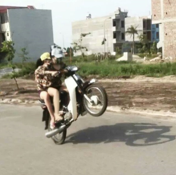 ... tham gia bốc đầu xe...