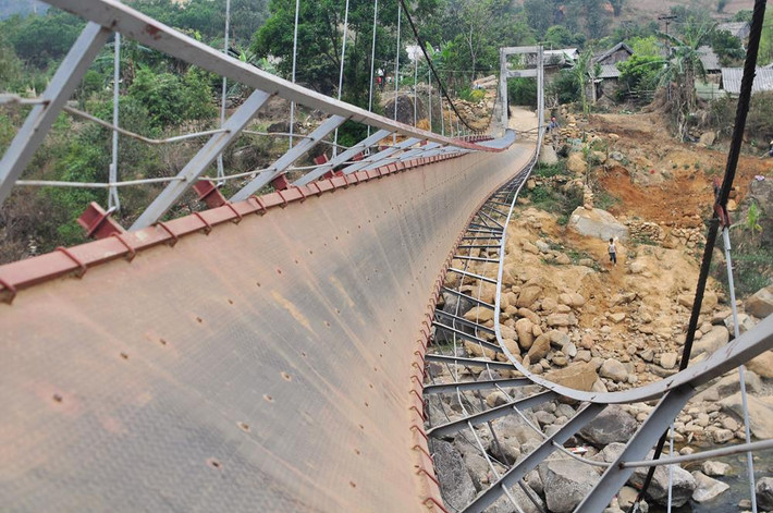  1. Sập cầu treo ở Lai Châu 8 người chết, 41 người bị thương Nhiều người vẫn chưa hết bàng hoàng và xót thương cùng với các gia đình có người thân gặp nạn trong vụ sập cầu treo tại bản Chu Van 6, xã Sơn Bình, huyện Tam Đường, tỉnh Lai Châu vào khoảng 8h30 phút sáng 24/2 vừa qua, khiến 8 người chết và 41 người bị thương.