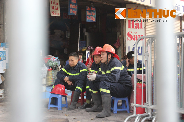 Đến trưa ngày 12/12, lực lượng Công an phường Lý Thường Kiệt, lực lượng cứu hỏa, lực lượng y tế.. đến bao vây ngôi nhà từ cả 2 hướng Lý Thường Kiệt và Lò Sũ để vận động hai người bên trong ra ngoài.