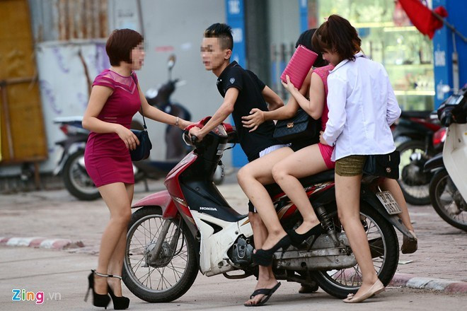 Trước đó, trên nhiều tuyến phố Hà Nội, xuất hiện nhiều quái xế kẹp 4 - 5 chân dài ăn mặc thiếu vải, đầu trần lạng lách giữa phố khiến người dân bức xúc.
