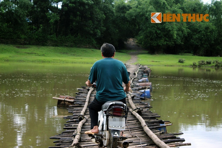 ... liều mình vượt qua sông để sang phía bên kia bờ xóm Nam Hạ (Kim Bôi Hòa Bình).