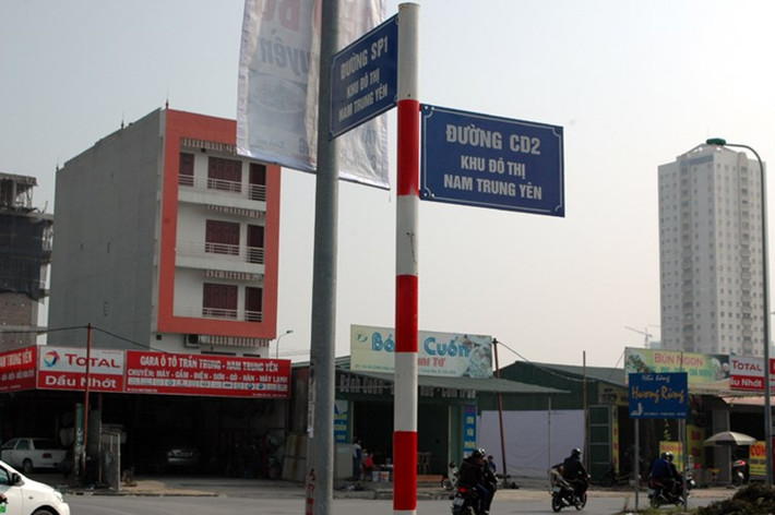 Nhiều người dân khi đi ngang qua con đường cho rằng, cơ quan chức năng đang giăng "ma trận" đánh đố người dân tìm đường.