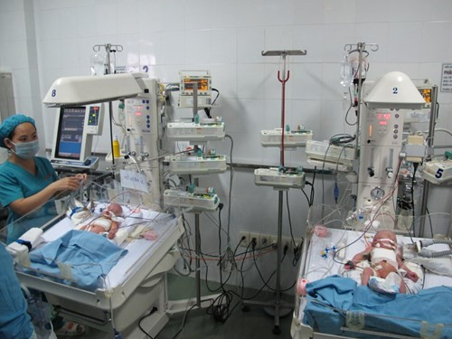 8. Phẫu thuật thành công tách rời cặp song sinh Sáng 27/2 - ngày Thầy thuốc Việt Nam, Bệnh viện Nhi Đồng 1 TP HCM phẫu thuật thành công tách rời cặp song sinh dính liền nhẹ ký, nhỏ tuổi nhất từ trước đến nay tại Việt Nam.