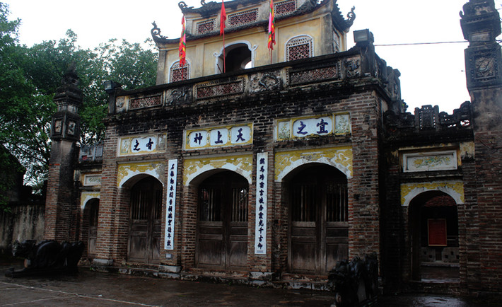 Nhiều ngày nay, tại đền Phù Đổng hay còn gọi là đền Gióng thờ Thánh Gióng – Phù Đổng Thiên Vương (Gia Lâm, Hà Nội) xuất hiện“ngựa lạ”.