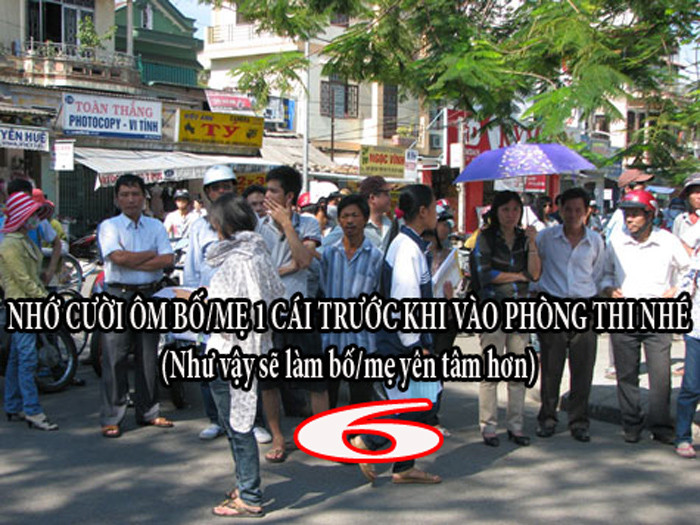 Có thể ôm tạm biệt phụ huynh đứng ở ngoài đợi để họ yên tâm hơn.