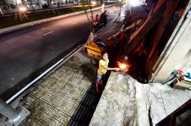 Người dân không được phép xây cầu ra lề đường đành chọn cách làm những chiếc cầu tạm bằng gỗ bắc lên nhà.