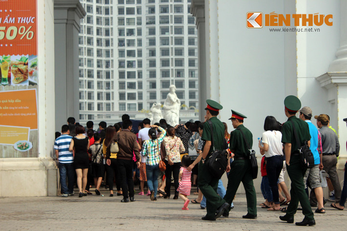 Ngay khi cửa mở, biển người đã nhanh chóng chen chân để vào được phía bên trong trung tâm thương mại.