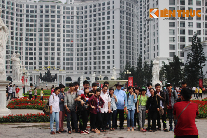 Do phía bên trong quá đông đúc, nhiều bạn trẻ đành phải đứng phía ngoài quảng trường của trung tâm để chụp ảnh kỷ niệm.
