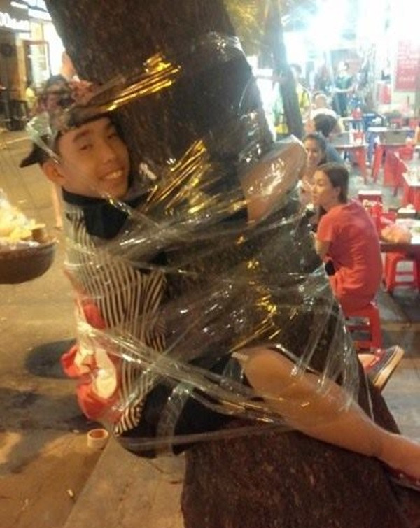 Nam sinh hết trò để bạn trói mình vào gốc cây... "tự sướng".