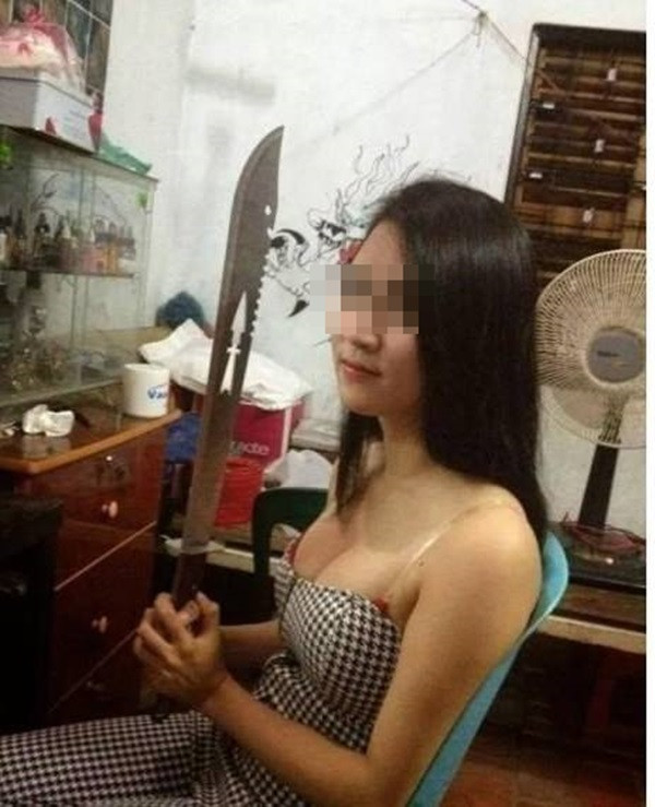 Thiếu nữ cầm kiếm tự sướng theo kiểu giang hồ.