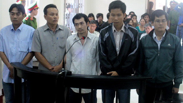 9. Xé xử 5 công an ép cung nhục hình dân đến chết ở Phú Yên Sáng ngày 29/3, TAND TP Tuy Hòa (Phú Yên) tiếp tục ngày làm việc thứ tư xét xử sơ thẩm vụ án 5 cán bộ công an dùng nhục hình dẫn đến cái chết của nghi phạm Ngô Thanh Kiều (32 tuổi, ở thôn Mỹ Thuận Ngoài, xã Hòa Đồng, huyện Tây Hòa, Phú Yên) vào ngày 13/5/2012. Trong số 5 bị cáo ra tòa thì bị cáo Nguyễn Thân Thảo Thành (nguyên Thiếu úy, cán bộ điều tra, Công an TP.Tuy Hòa) bị truy tố khung tội nặng nhất, tội “dùng nhục hình” theo khoản 3 điều 298 Bộ luật Hình sự, có mức án từ 5 - 12 năm tù. Ảnh: ĐS&PL.