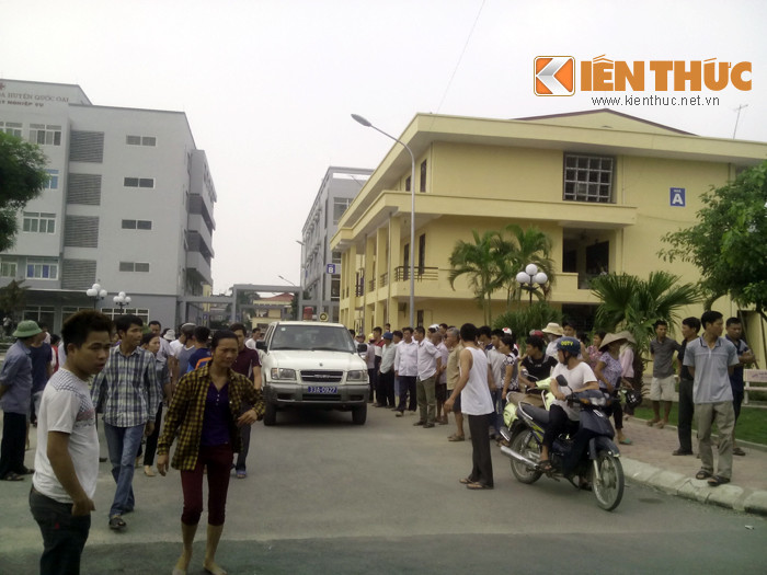 Chiếc xe cứu thương dần dần di chuyển đưa thi thể cháu Nhung về nhà.
