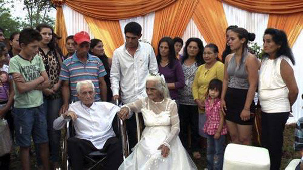 Chú rể Jose Manuel Riella (103 tuổi) và cô dâu là bà Martina Lopez (99 tuổi, ở Paraguay) đã cử hành hôn lễ trước con cháu gia đình và họ hàng. Ảnh thu hút hơn 5.000 lượt like, cùng nhiều lời bình luận cảm động trước tình yêu vĩnh cửu của hai cụ.