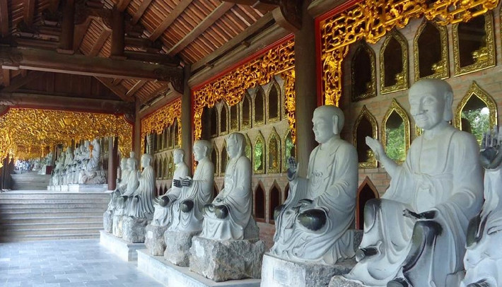 Những bức tượng phật trong chùa Bái Đính.