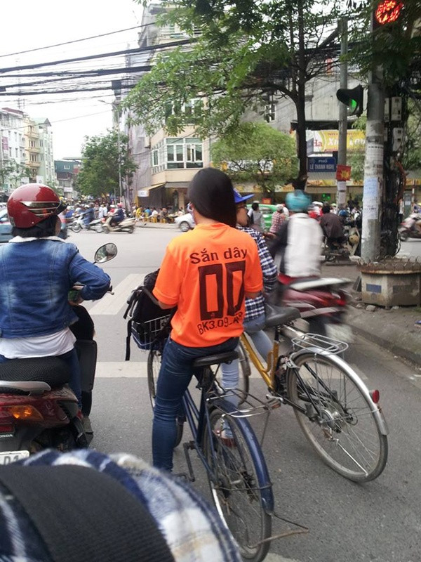 Tên áo "bá đạo" cực kỳ khó hiểu của một nữ sinh trường Bách Khoa.