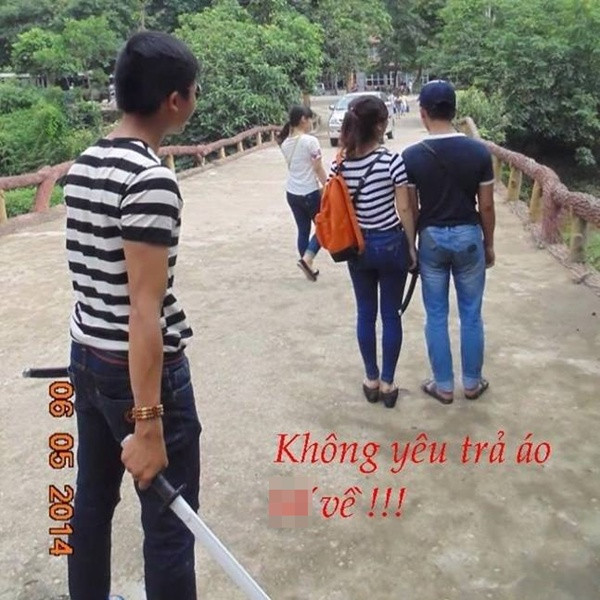 Nam thanh niên "vác kiếm" đòi người yêu trả lại áo khi chia tay.