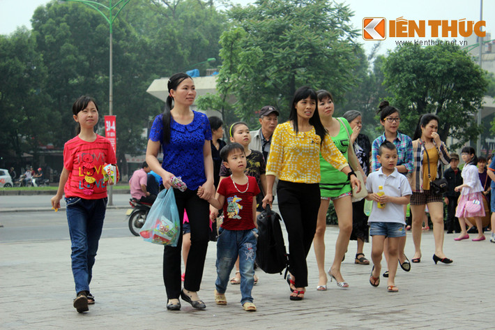 Ghi nhận của Kiến Thức trong sáng nay (1/5), tại Trung tâm thương mại Royal City (Thanh Xuân, Hà Nội), hàng ngàn phụ huynh đã đưa con em mình tới đây để vui chơi, mua sắm.