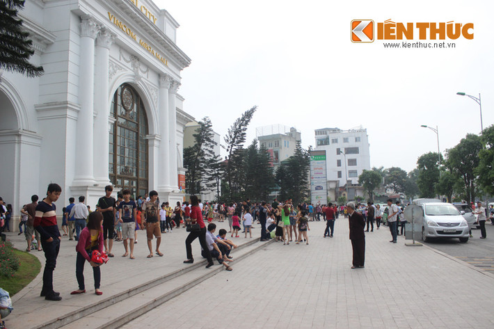 Tuy chưa tới giờ mở cửa nhưng nhiều người đã tụ tập chờ trước Royal City.