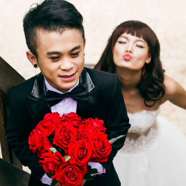 Bên cạnh những bức ảnh tình tứ đầy lãng mạn của cặp đôi này, thì sự xuất hiện của nhiều bức ảnh cưới trên Facebook thực sự gây tò mò đối với nhiều người.