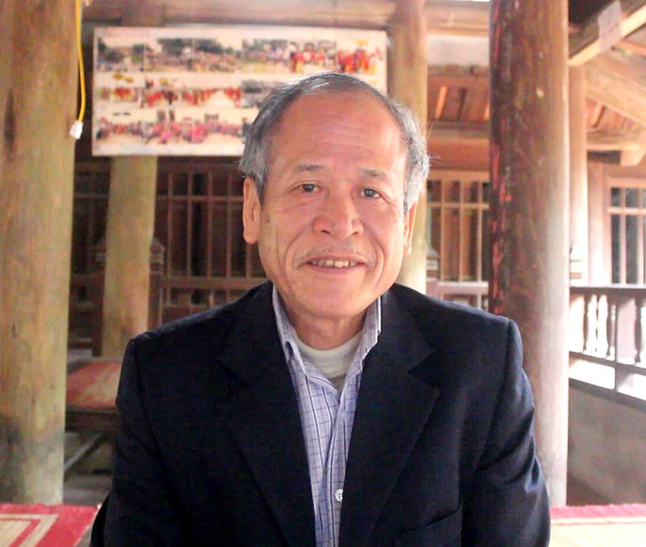 Ông Vũ Quang Đức (Phó Ban quản lý khu di tích lịch sử đền Gióng, Gia Lâm, Hà Nội) cho biết: “Ngày 19/9/2013, đền Phù Đổng được một doanh nghiệp cung đức cho một chú ngựa sắt, một bộ áo giáp sắt và 1 chiếc roi sắt. Tất cả các đồ vật cúng tiến đưa vào đặt ở đền đã được sự đồng ý của chính quyền xã. Tuy nhiên, chỉ bằng lời nói chứ không có một văn bản giấy tờ nào cả…” .