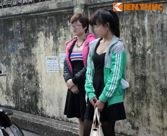 Mặc dù thời tiết ngoài đường se se lạnh nhưng hai cô gái này ăn mặc rất phong phanh, kiệm vải.