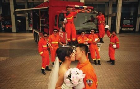Ảnh cưới của một cặp đôi khác người Trung Quốc có chủ rể là lính cứu hỏa cũng từng khiến cư dân mạng ngất ngây.