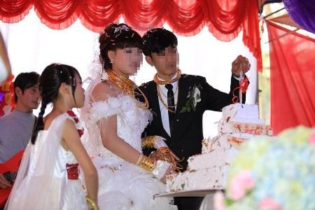 9. Trĩu cổ, sái tay vì vàng... trong đám cưới ở Hương Sơn, Hà TĩnhHình ảnh chú rể M.H, cô dâu T.D đeo đầy những vòng vàng ở tay, cổ trong đám cưới của mình khiến nhiều người xem phải choáng váng.
