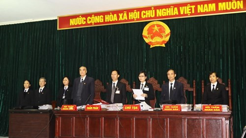 Chiều ngày 16/12/2013, Hội xét xử tuyên án tử hình đối với Dương Chí Dũng - nguyên Chủ tịch HĐQT Tổng công ty Hàng hải Việt Nam (Vinalines) và Mai Văn Phúc - nguyên Tổng GĐ Vinalines đối với hành vi tham ô tài sản, đây cũng là dấu mốc chính thức đặt dấu chấm hết cho cuộc đời của Dương Chí Dũng. Ảnh: TTXVN.
