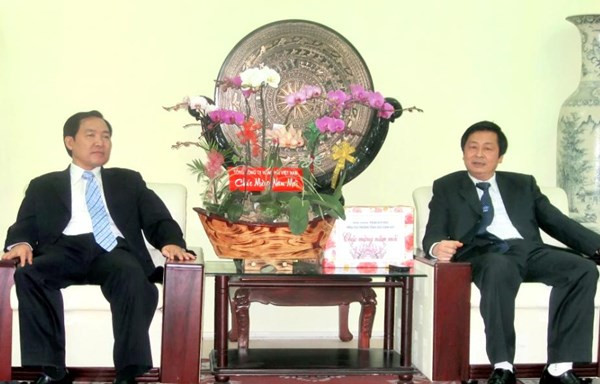 Ngày 21/1/2009, với vai trò là Chủ tịch HĐQT Tổng công ty Hàng hải Việt Nam, ông Dương Chí Dũng (trái) đến thăm và chúc tết Công ty cổ phần Vận tải Biển Bắc. Ảnh: Cục Hàng hải Việt Nam.