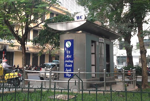 Nhiều nhà vệ sinh công cộng được xây dựng tiền tỷ ở Hà Nội, luôn trong tình trạng vắng khách. Mặc dù, các nhà vệ sinh luôn được dọn dẹp, sửa chữa nhưng vẫn đìu hiu. Trước đó UBND TP Hà Nội vừa ký quyết định cho tiến hành xây dựng thêm 14 nhà vệ sinh công cộng bằng thép không gỉ, trị giá 15 tỷ đồng từ nguồn ngân sách của thành phố. Tuy nhiên, ngay sau đó dự án này đã phải tạm hoãn, bởi vấp phải sự phản đối quyết liệt từ phía người dân vì lãng phí.