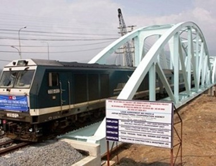 Trước đó, ngày 26/3, Bộ GTVT đã có công văn số 3222/BGTVT-TCCB yêu cầu các cán bộ, công chức thuộc diện Bộ quản lý làm báo cáo liên quan đến Dự án đường sắt đô thị Hà Nội (tuyến số 1) giai đoạn 1. Tổng số có 10 cán bộ phải làm báo cáo, trong đó có 7 người đang đương chức, 3 người đã nghỉ hưu. Ông Lê Mạnh Hùng – nguyên Thứ trưởng Bộ GTVT, người từng phụ trách lĩnh vực đường sắt khi còn đương chức cũng nằm trong danh sách làm báo cáo.