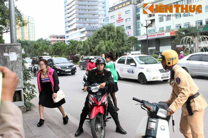 Thêm hai cô "gái dịch vụ" bị lực lượng 141 bắt giữ và dẫn giải về chốt.