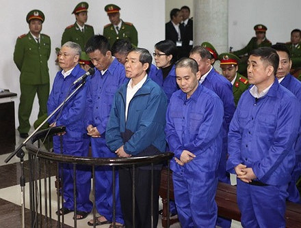 Dương Chí Dũng cùng các đồng phạm trước vành móng ngựa. Ảnh: TTXVN.