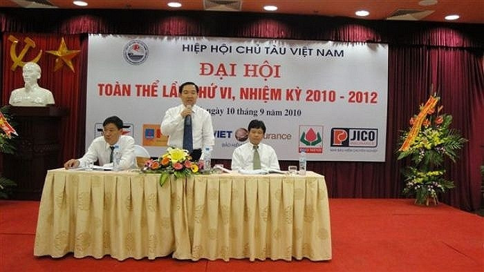 Ông Dương Chí Dũng chủ trì Đại hội toàn thể nhiệm kỳ VI Hiệp hội Chủ tàu Việt Nam năm 2010, với cương vị là Chủ tịch Hiệp hội chủ tàu Việt Nam. Ảnh: VTC.