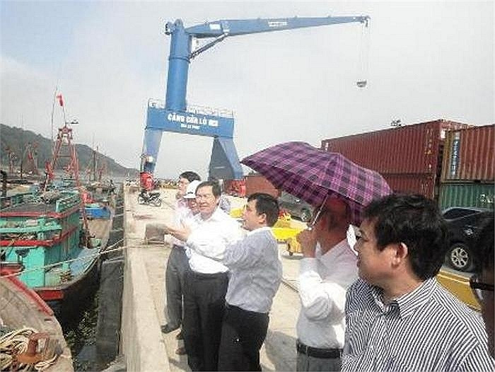 Ngày 21/3/2012, Dương Chí Dũng cùng lãnh đạo UBND tỉnh Nghệ An khảo sát thực địa tại cảng Cửa Lò Nghệ An. Ảnh: VTC.