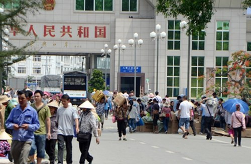 Trung bình mỗi năm có khoảng 2 triệu lượt người, trong đó có khoảng 500 nghìn lượt khách du lịch qua đây.