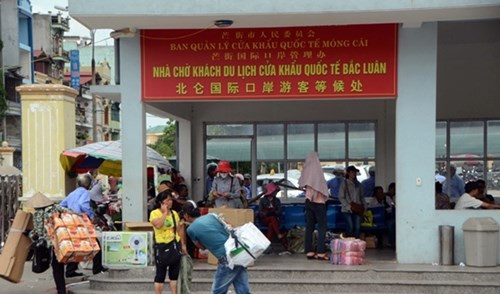 Các mặt hàng được giao thương tại đây khá đa dạng. Việt Nam nhập khẩu chủ yếu vải, quần áo may sẵn, chăn màn, giầy dép, các đồ điện tử cao cấp, đồ chơi trẻ em, bánh kẹo, hoa quả như táo, cam, lê, nho khô… và xuất khẩu cao su sơ chế, hải sản tươi sống, tôm cá đông lạnh, nông sản thực phẩm như chè, cà phê, lạc vừng…