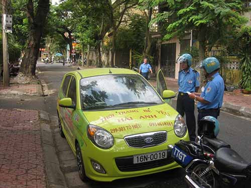 6. Phù phép 700 biên bản, hàng loạt cán bộ sở GTVT bị bắt Công an TP Hải Phòng cho biết, Phòng P46 vừa công bố quyết định bắt tạm giam 4 tháng đối với ông Bùi Mạnh Tuấn (SN 1970), Đội trưởng Đội 5 xử lý tổng hợp – Văn phòng Sở GTVT Hải Phòng. Trước đó, Phòng P46 đã khởi tố bị can, bắt tạm giam 4 tháng đối với Vũ Hoàng Tùng (35 tuổi), Phạm Hồng Khang (37 tuổi) và Lưu Tuấn Dương (37 tuổi), nguyên là các Đội phó Đội 5 Thanh tra giao thông (Sở GTVT Hải Phòng) và là cấp dưới của Bùi Minh Tuấn (từ tháng 8/2011 đến tháng 5/2013). Trong ảnh NLĐ: Các cán bộ Đội 5 đang kiểm tra phương tiện giao thông ở TP Hải Phòng.